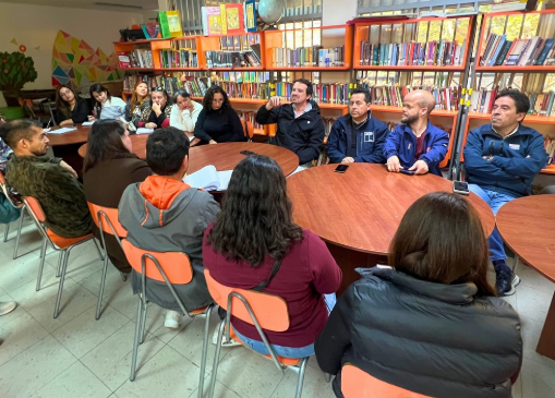 Autoridades regionales se reúnen con comunidad educativa de Escuela Abraham Sepúlveda tras sismo en Copiapó