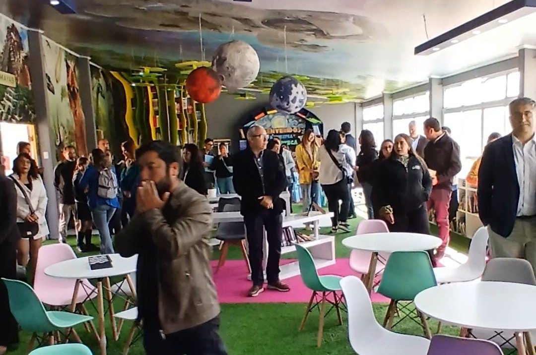 Escuela Jesús Fernández inaugura moderna biblioteca CRA gracias a alianza público-privada con Fénix Gold