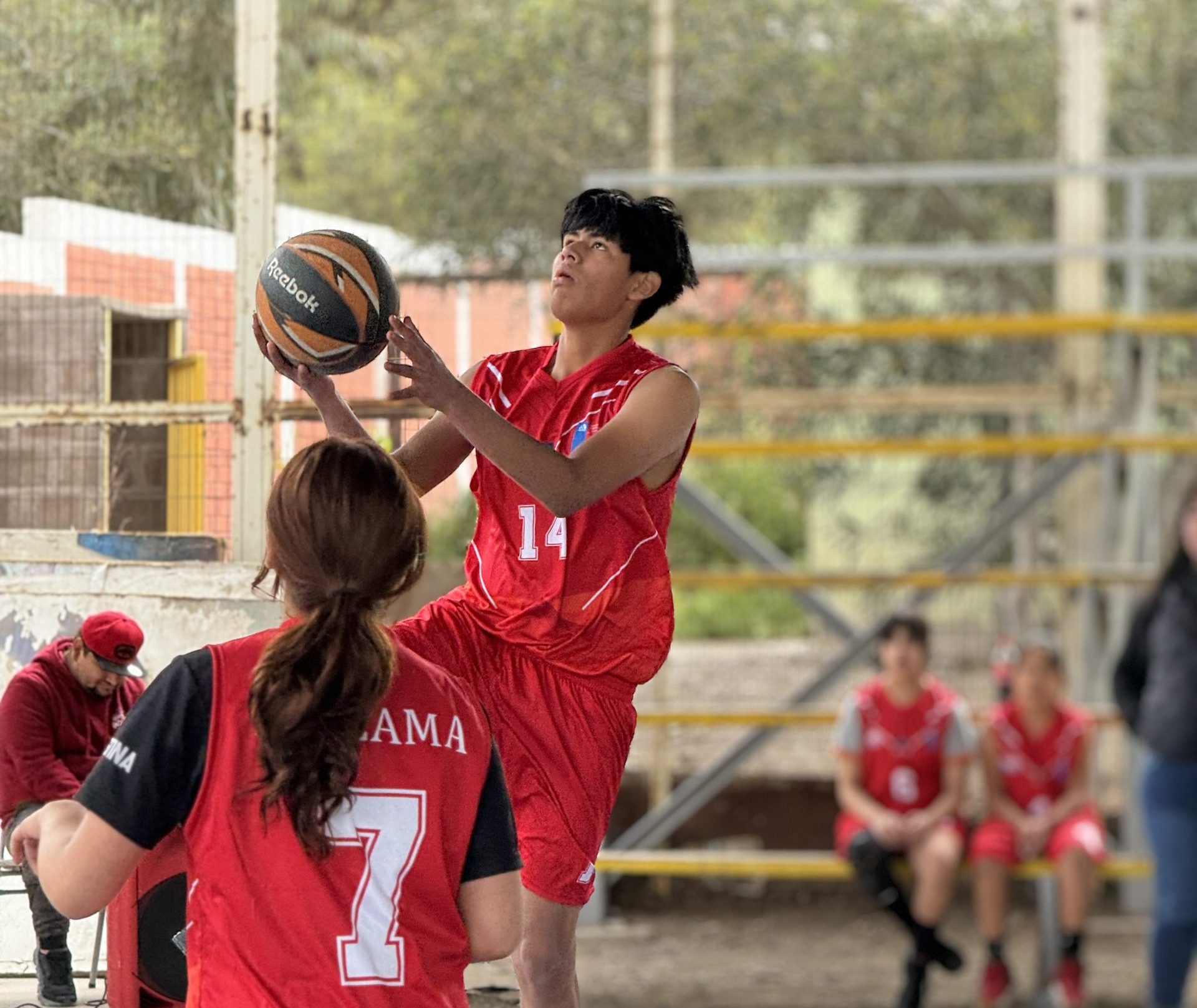 Jornada deportiva reunió a comunidades escolares en el Campeonato de Básquetbol 3×3 en Tierra Amarilla