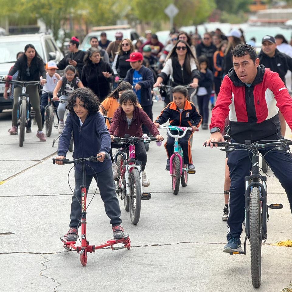 Toda la comunidad educativa recorrió las calles de Tierra Amarilla en una actividad que promovió el movimiento, la convivencia y la participación familiar