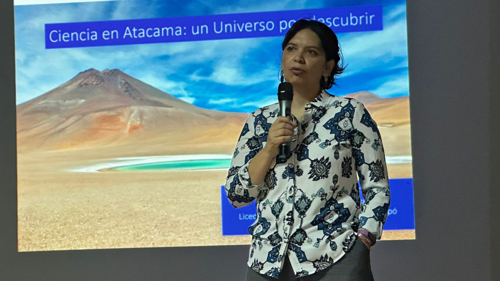 Estudiantes de Copiapó participan en charla sobre microbiología y salares junto a destacada científica nacional