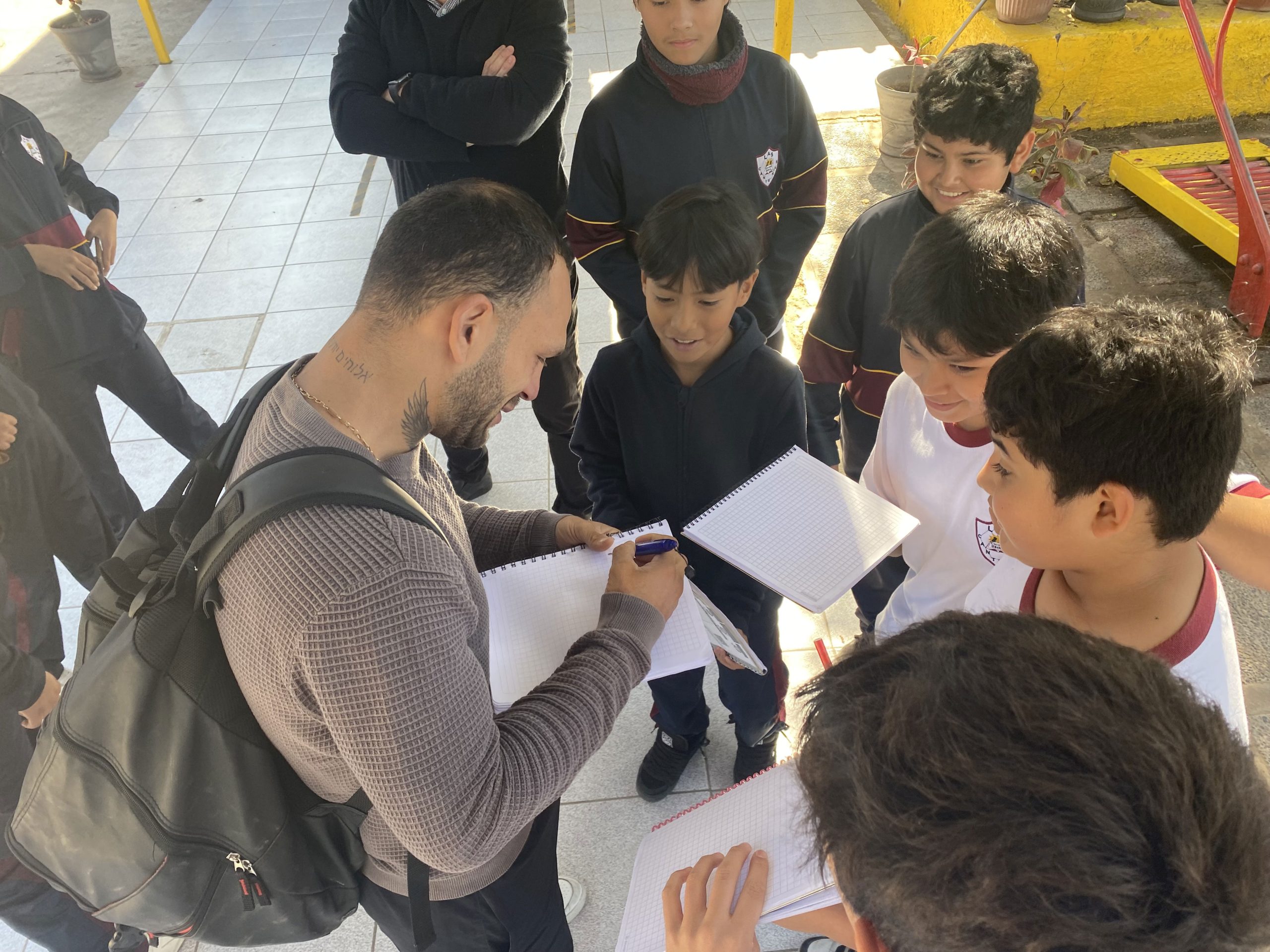 Ex estudiante de Escuela Las Canteras regresa como boxeador profesional para motivar a estudiantes
