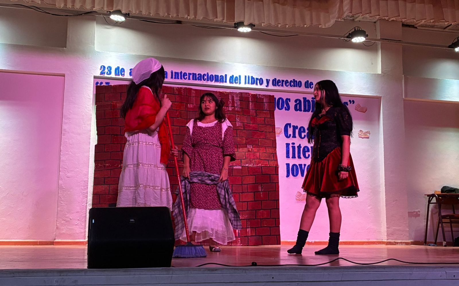 Instituto Comercial celebra el Mes del Libro con creación teatral protagonizada por sus estudiantes