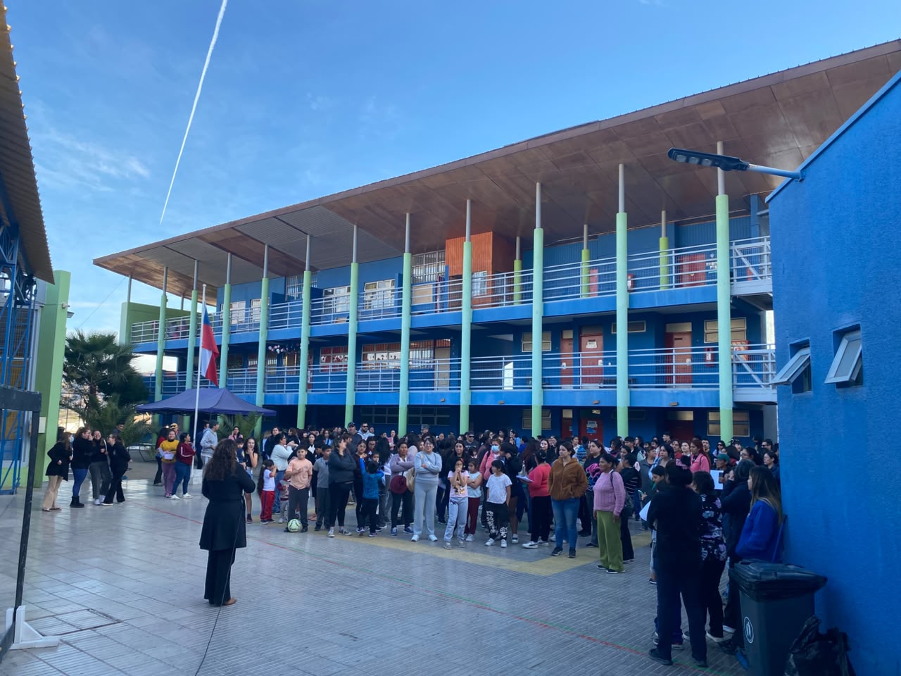 Más de 400 padres, madres y apoderados participaron en simulacro de sismo realizado en la Escuela Los Estandartes