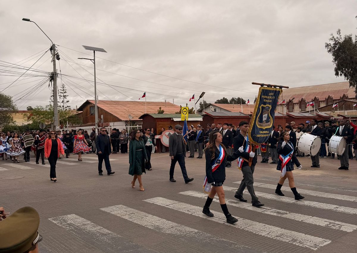 Establecimientos educacionales de Caldera desfilaron en homenaje a la Primera Junta de Gobierno