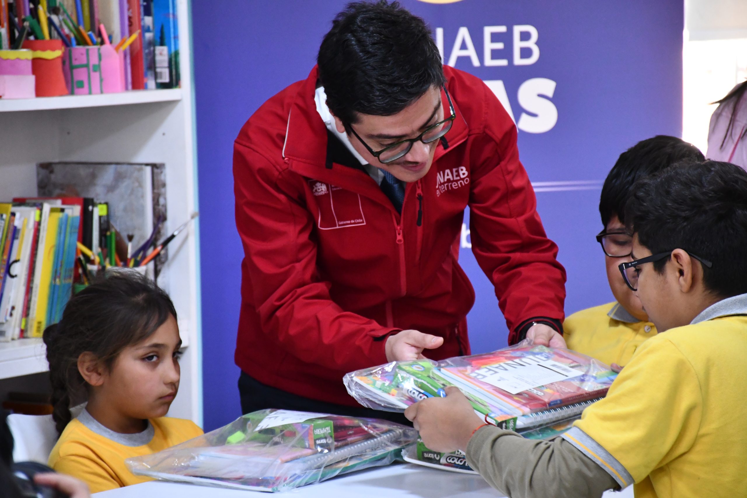 Director nacional de JUNAEB visita Escuela Marta Aguilar Zerón y encabeza entrega de útiles escolares