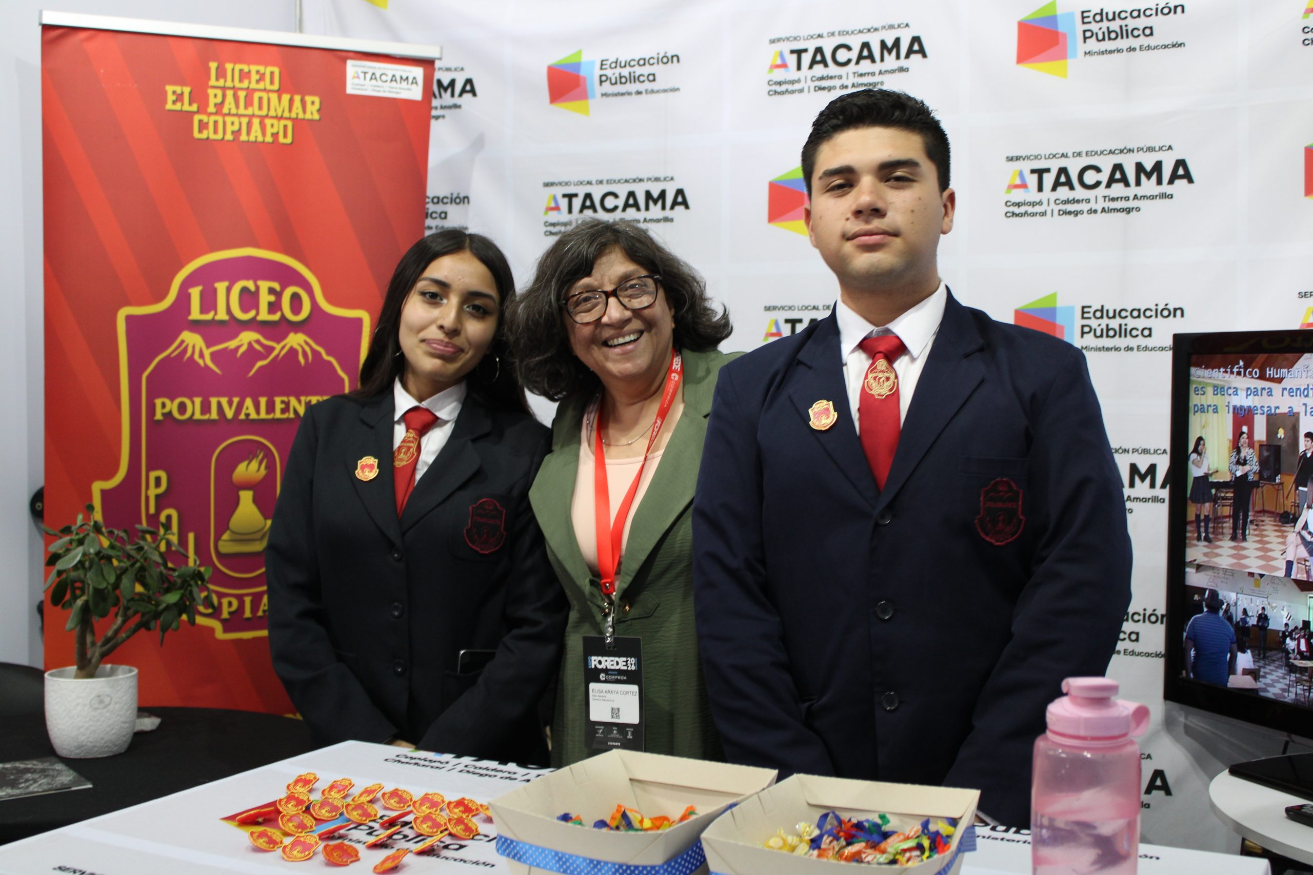 Directora ejecutiva suplente del SLEP Atacama compartió con estudiantes que visitaron FOREDE 2026
