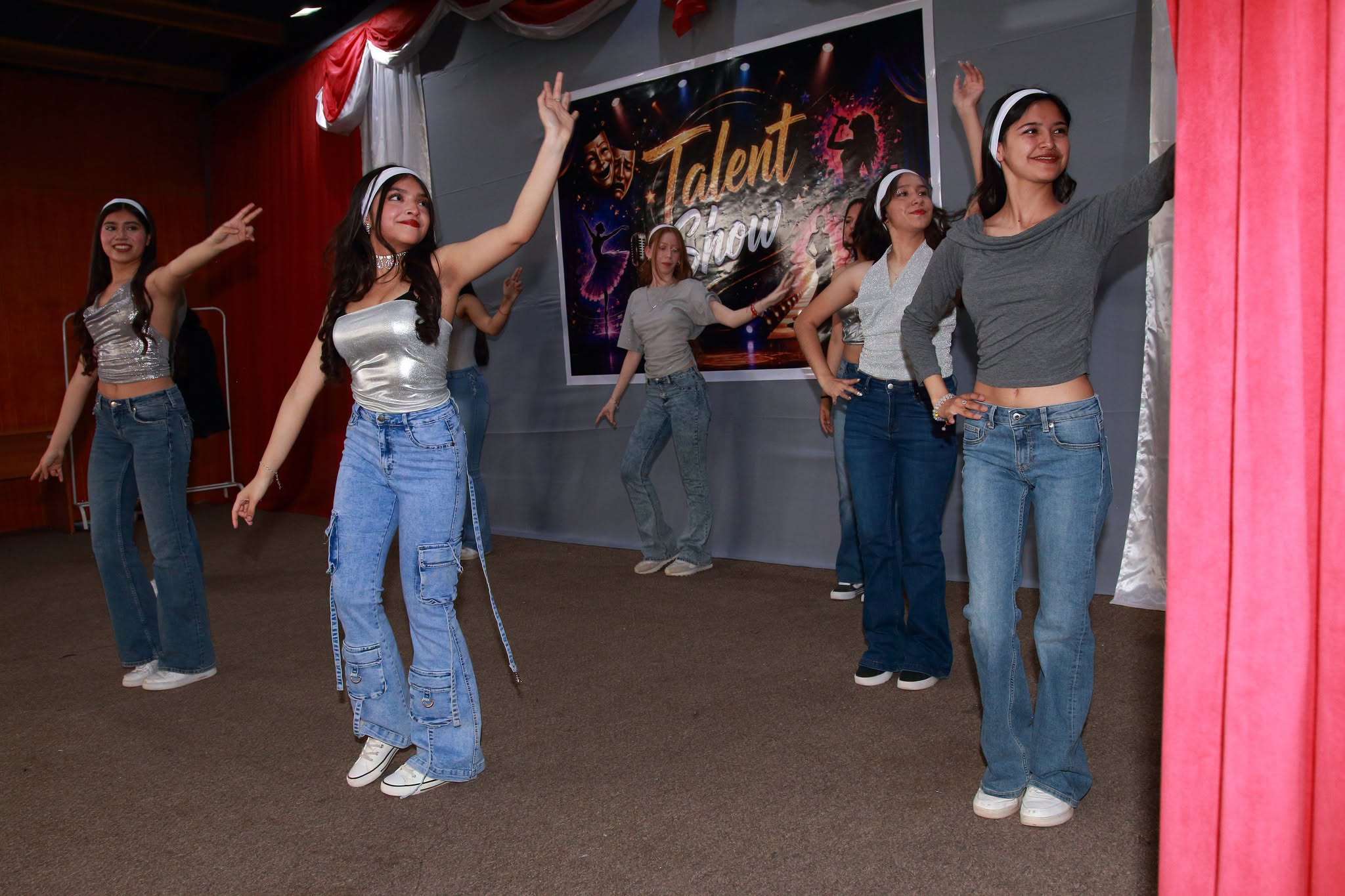 Estudiantes del Liceo Bicentenario Manuel Magalhaes Medling demostraron su talento y creatividad en una nueva versión del English Day